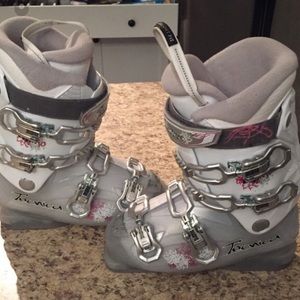 Woman’s tecnica ski boots